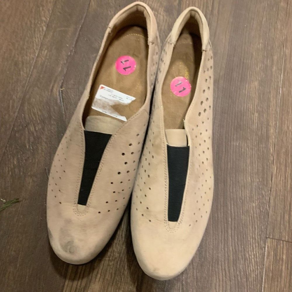 Clarks beige cutaway slip on size 11 comfortable ortho loafers